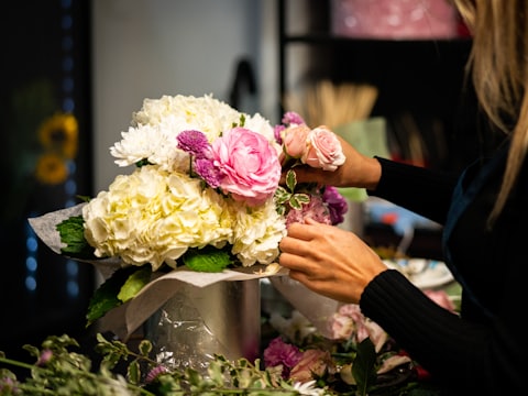 Fleuriste composant un bouquet à l'atelier